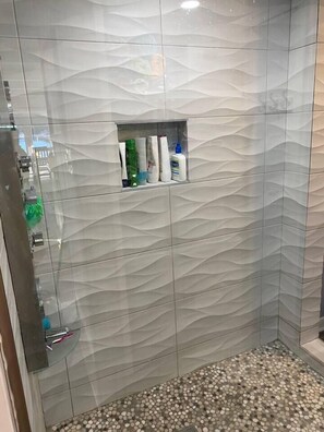 Shower, hair dryer, towels - Lazy Days: mid-term private waterfront cottage at the lake (Brighton)