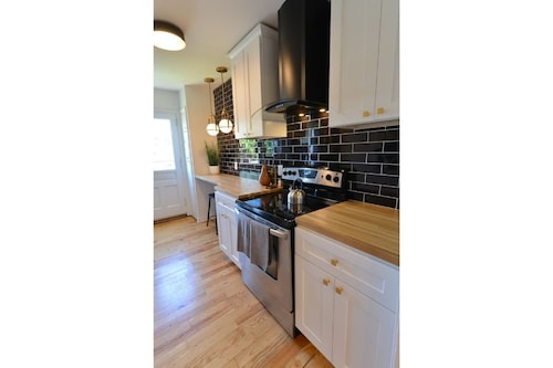 The Avenue Hot Tub  Patio  King Bed  Pet Friendly  Fast WiFi Gem of Grandview