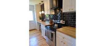 The Avenue Hot Tub  Patio  King Bed  Pet Friendly  Fast WiFi Gem of Grandview