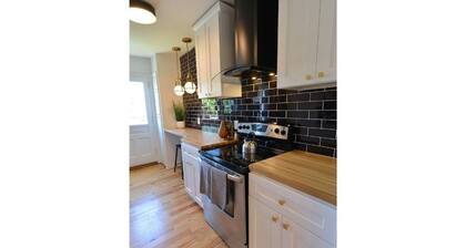 The Avenue Hot Tub Patio King Bed Pet Friendly Fast WiFi Gem of Grandview