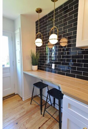 The Avenue Hot Tub  Patio  King Bed  Pet Friendly  Fast WiFi Gem of Grandview