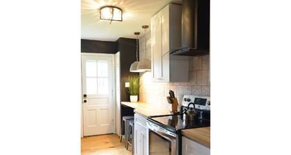 The Charleston Hot Tub Patio King Bed Fast WiFi Near OSU, Victorian Village