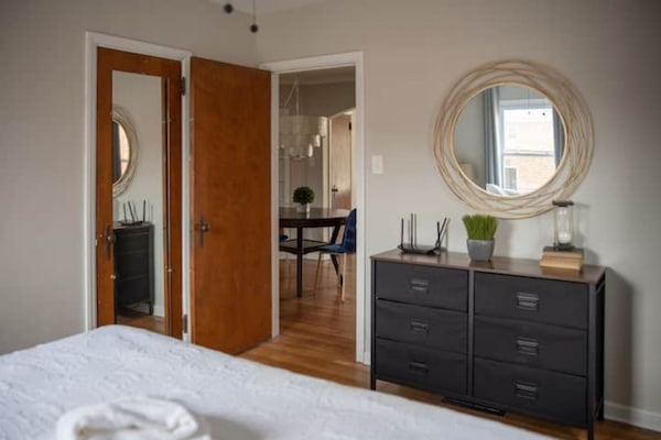 1 slaapkamer, een bureau, een strijkplank/strijkijzer, wifi