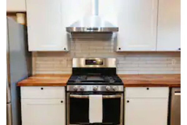 Private kitchen - Peaceful 4-Br Home Family Friendly, Outdoor Living (Dripping Springs)