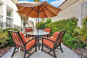 Outdoor dining - La Quinta Oasis, Pool, Near Coachella & PGA West-License 2BR260190 (La Quinta)
