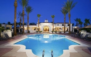 Alberca al aire libre y alberca climatizada