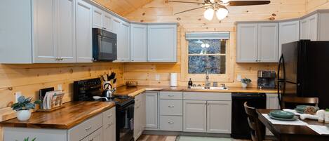 ثلاجة، ميكروويف، فرن، موقد طهي مسطح