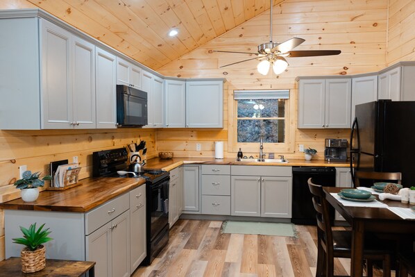 Refrigerador, microondas, horno y parrilla de estufa