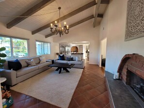 Smart-TV, peis, stereoanlegg og kontorer