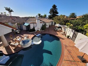 Utendørsbasseng og et oppvarmet basseng