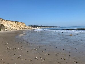 På stranden, solsenger og strandhåndklær