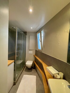 Shower, hair dryer, towels, soap - Amazing studio with balcony between the 7th and 6th arrondissements (Paris)