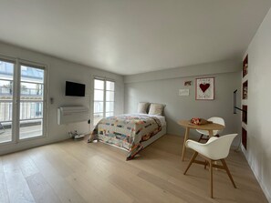 1 bedroom, WiFi, bed sheets - Amazing studio with balcony between the 7th and 6th arrondissements (Paris)