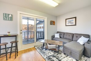 TV - Cozy Water-View Apt in the Heart of Downtown! (Hallowell)