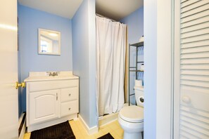 Hair dryer, towels - Cozy Water-View Apt in the Heart of Downtown! (Hallowell)