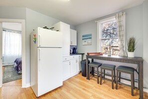 Kylskåp, mikrovågsugn, spishäll och kaffe- och tebryggare