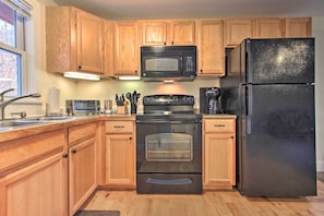 Fridge, microwave, dishwasher, blender - Vermont Retreat - 8 Mi to Killington Ski Area (Killington)