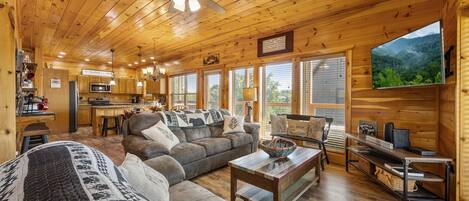 Smart-tv, eldstad, dvd-spelare och kontor