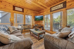 Smart TV, fireplace, DVD player, offices - Game Room, Hot Tub & Large Porches-Luxury Cabin (Sevierville)