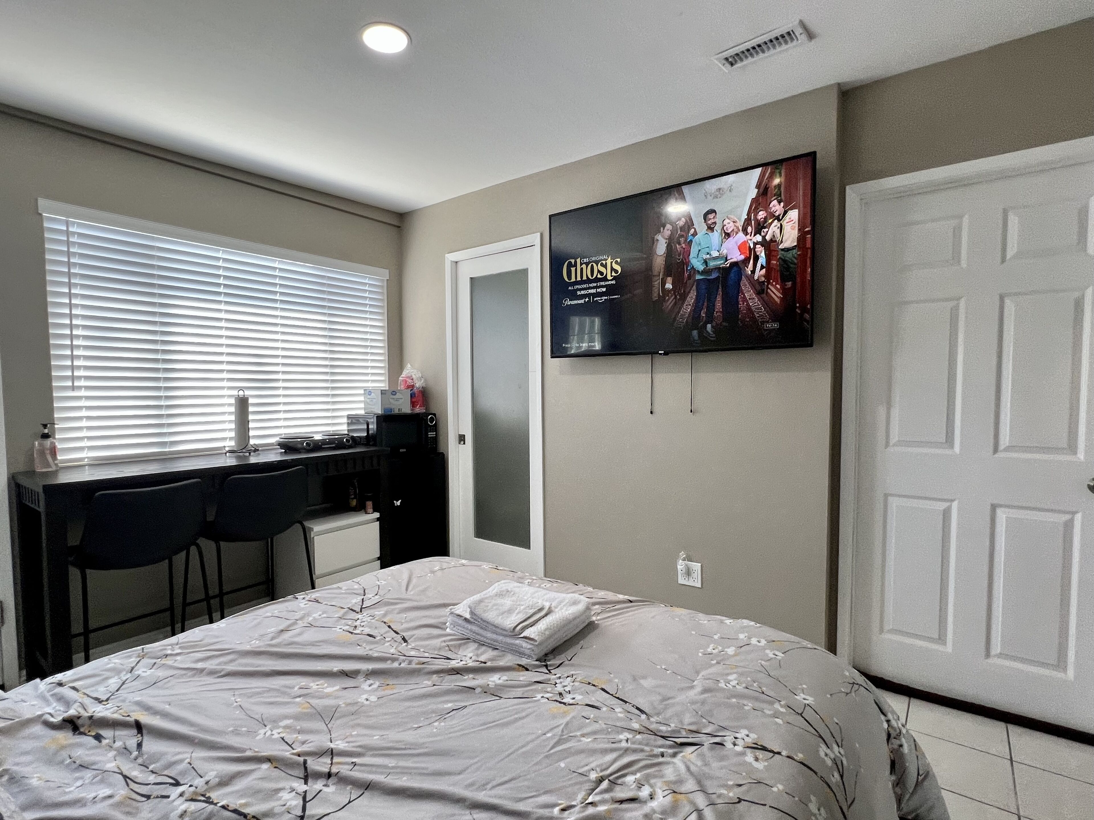 Modern 1 Bedroom Home w/shower jets