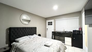 1 bedroom, in-room safe, desk, iron/ironing board