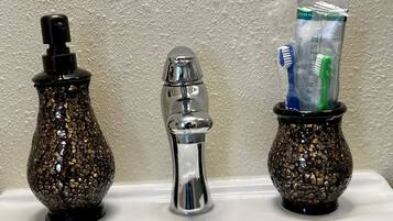 Regadera, tina de hidromasaje, secadora de cabello, toallas