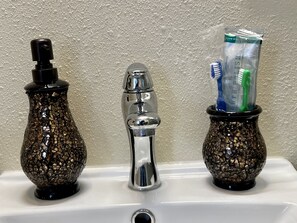 Ducha, bañera de hidromasaje, secador de pelo, toallas