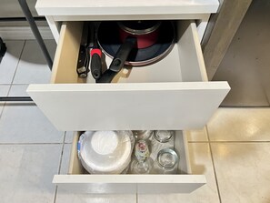 Refrigerador, microondas, placa de cocina, cafetera/tetera