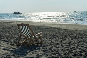Am Strand, Liegestühle, Sonnenschirme, Strandtücher