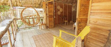 Cabaña superior, 1 habitación, balcón, vistas parciales al mar | Balcón