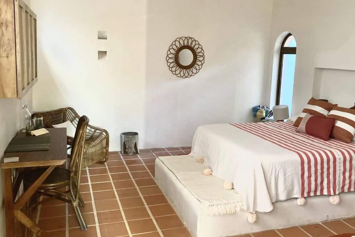 Une chambre à coucher avec un lit, un bureau et une chaise.