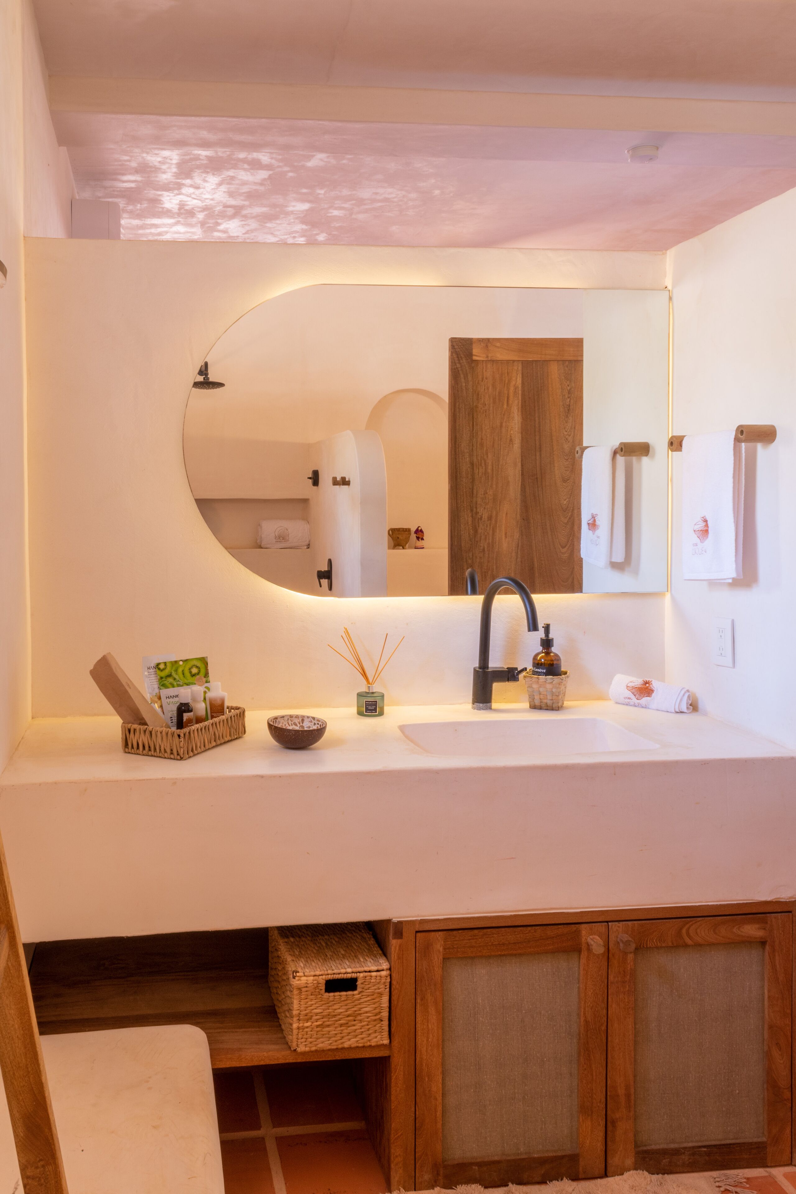 Habitación Deluxe | Baño | Regadera, amenidades de ba ño gratuitas, secadora de cabello, batas 