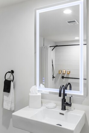 Ducha, artículos de higiene personal gratuitos y secador de pelo