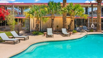 Una piscina al aire libre, cabañas de piscina gratuitas, sombrillas