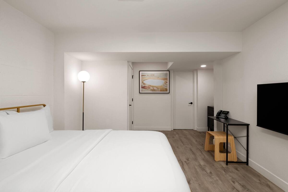 Suite, 1 Queen Bed, Non Smoking, Courtyard View