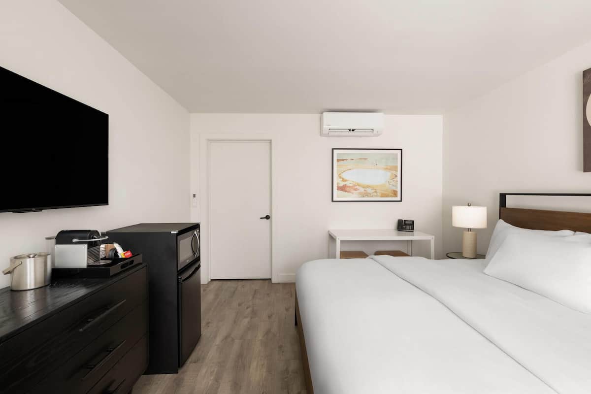 Room, 1 King Bed, Non Smoking, Pool View
