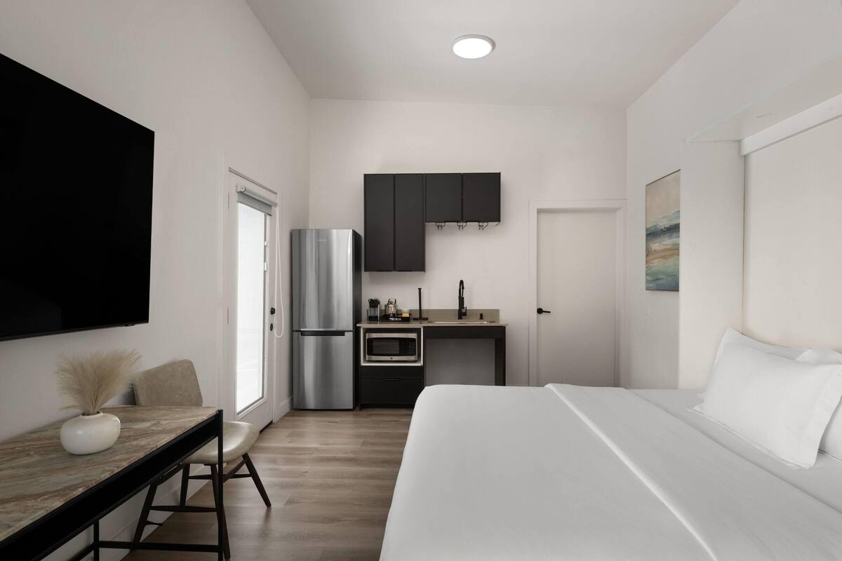 Suite, 1 King Bed, Non Smoking, Courtyard View