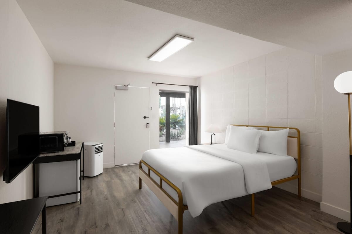 Suite, 1 cama Queen size, para no fumadores, vista al patio | 1 habitación, decoración personalizada y muebles diferentes