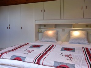 4 chambres, ameublement personnalisé, fer et planche à repasser