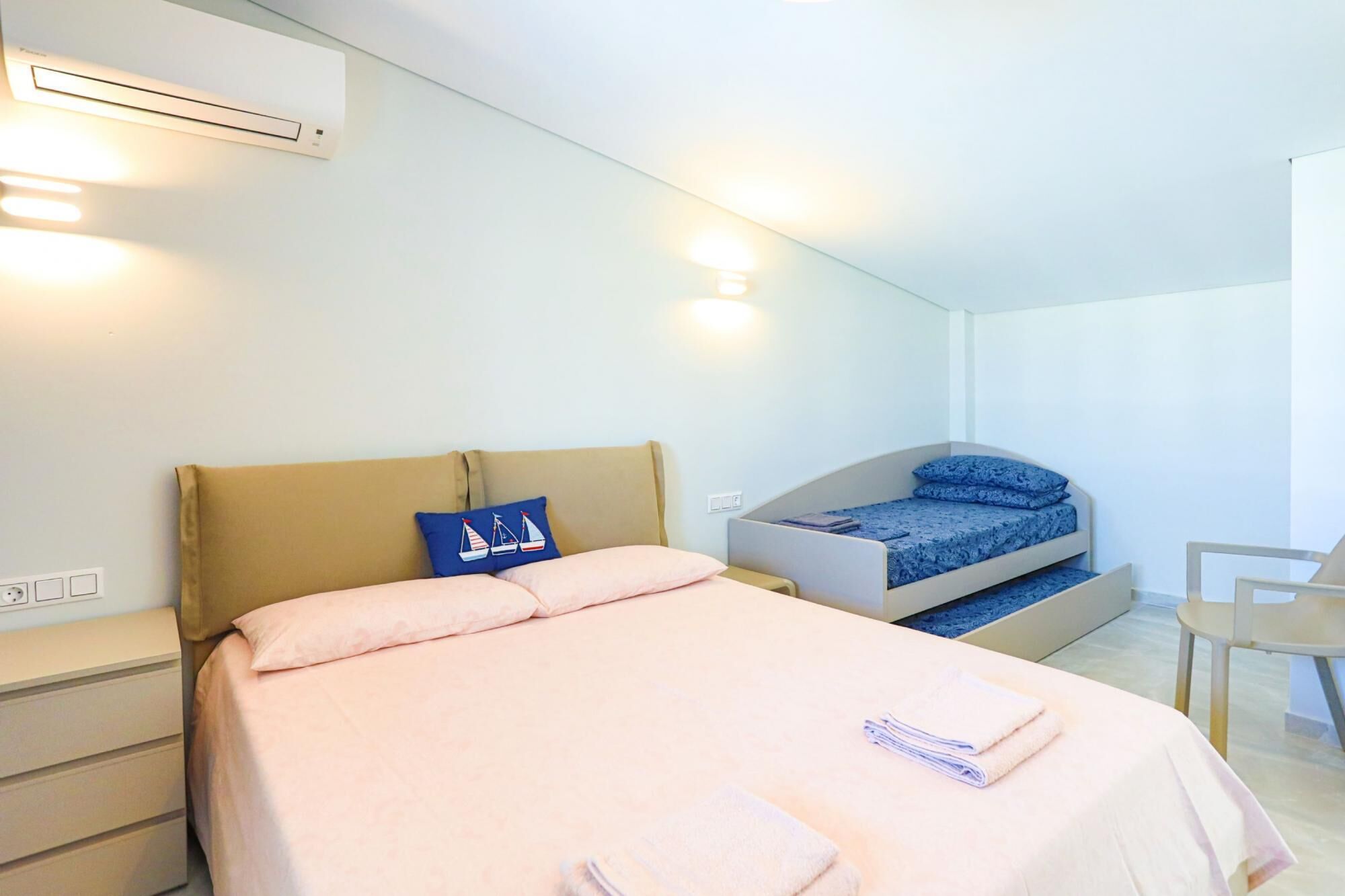Ein Schlafzimmer mit einem Bett, einem Schreibtisch und einem Stuhl.