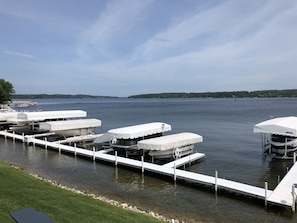 Un puerto deportivo con varios amaraderos techados y vista despejada del lago.