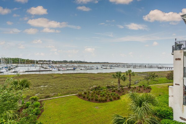 Marina - Gorgeous Views of the Inter-coastal Waterway, Dog-Friendly, Pool, Steps to Marina Docks (Saint Simons Island)