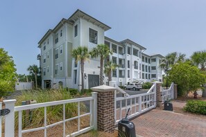 Exterior - Gorgeous Views of the Inter-coastal Waterway, Dog-Friendly, Pool, Steps to Marina Docks (Saint Simons Island)