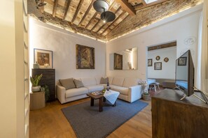 Smart TV - Urban Retreat in the Heart of Florence (Firenze)