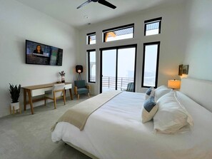 5 sovrum, skrivbord, strykjärn/strykbräda och resesäng