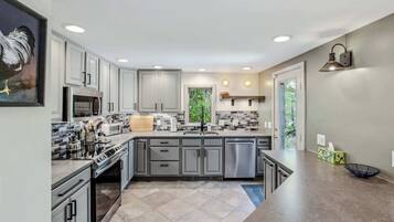 Coffee/tea maker, fridge, microwave, oven