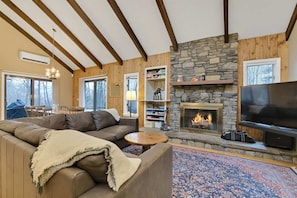 TV, fireplace, video games, stereo - Lake Pinneo & Golf Views | Hot Tub + Game Room (Quechee)