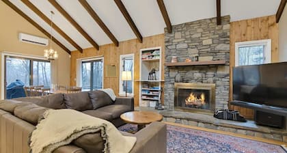 Lake Pinneo & Golf Views | Hot Tub + Game Room