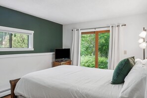 2 bedrooms, iron/ironing board, WiFi, bed sheets - Renovated Condo, Heart of Quechee - Mill Run 3E (Quechee)