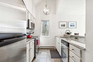 Een koelkast, een oven, een kookplaat, een vaatwasser